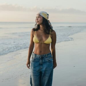 chica en bikini lemon y vaqueros