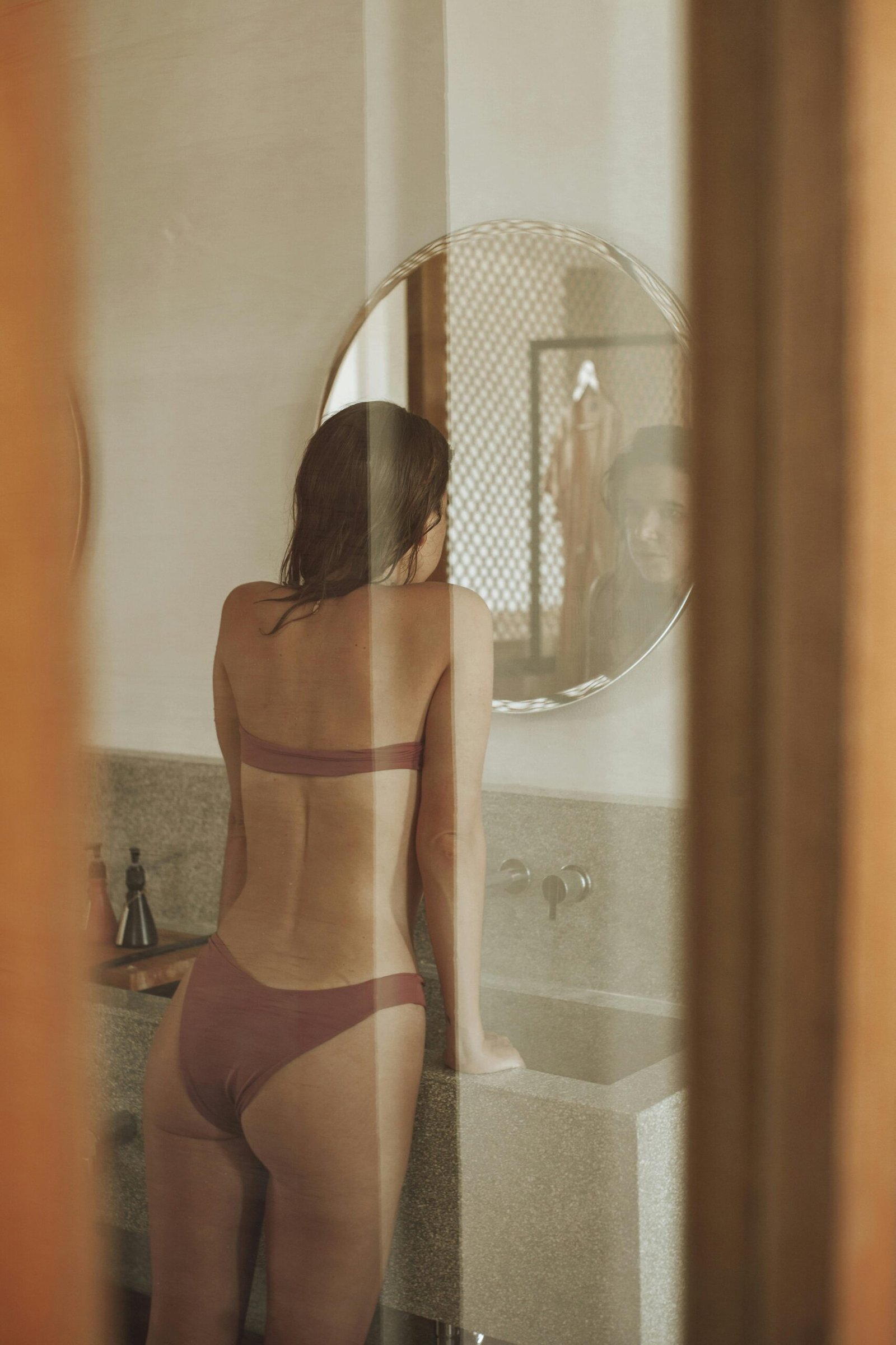Mujer con el Set chocolate de espaldas